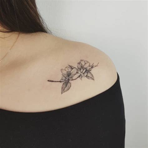 tatuajes de pecho mujer|Tatuajes en el pecho para mujeres: significado y diseños。